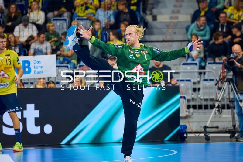 Torhüter beim Abwehrversuch