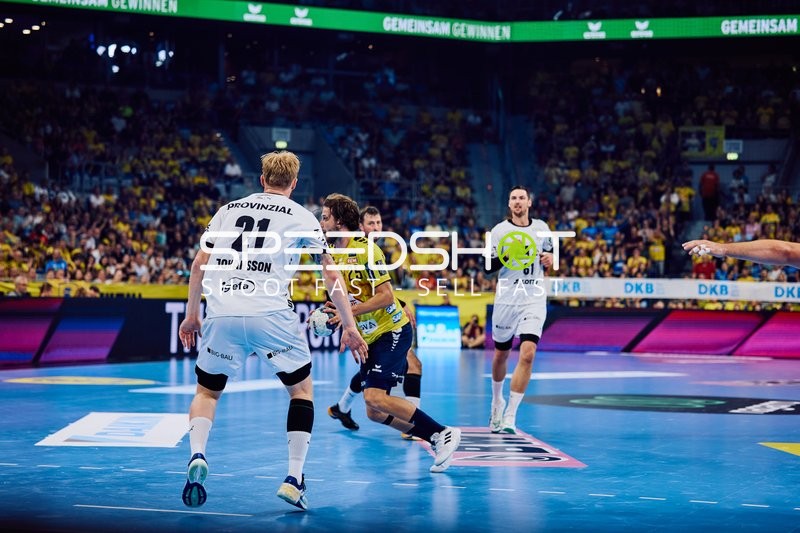 Ein Spieler der Rhein Neckar Löwen durchbricht die Verteidigung von THW Kiel.