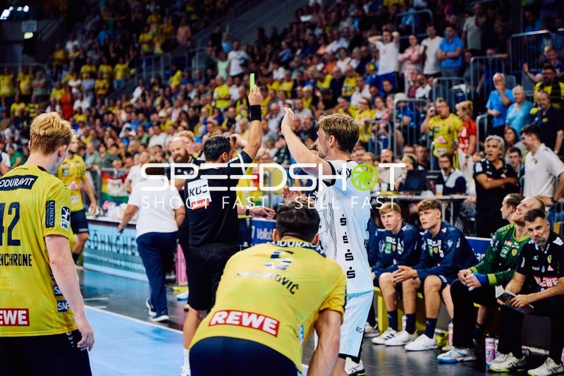 Eine Auszeit wird von einem Offiziellen angezeigt.