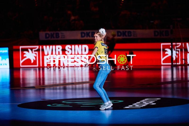 Tänzerin auf dem Spielfeld während einer Spielpause.