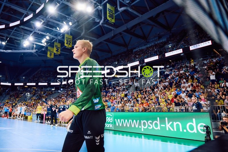 Ein Torwart der Rhein Neckar Löwen betritt das Spielfeld.