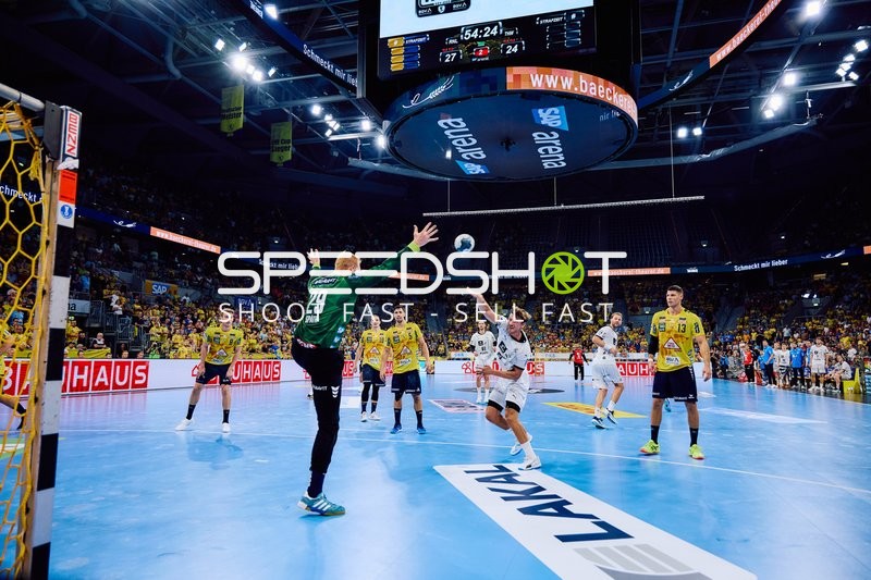 Ein Spieler von THW Kiel wirft auf das Tor der Rhein Neckar Löwen.