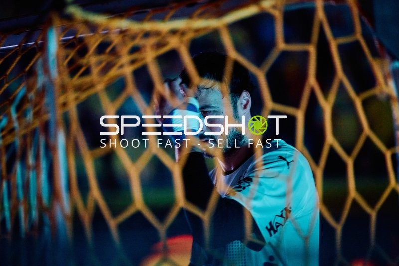 Ein Spieler steht hinter dem Tor.