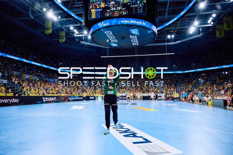 Ein Torwart feiert auf dem Spielfeld nach einem Spiel.