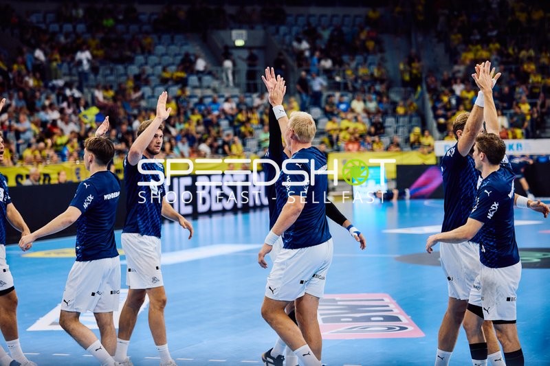 Spieler von THW Kiel feiern einen Treffer oder eine erfolgreiche Aktion.