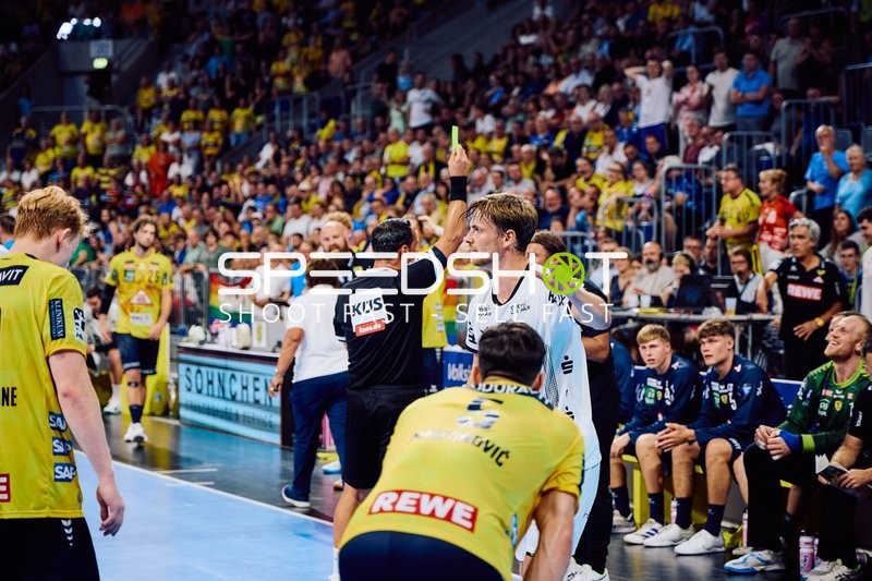 Auszeitbesprechung am Spielfeldrand