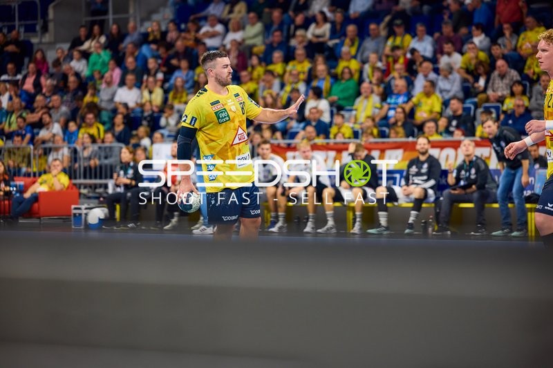 Ein Handballspieler von Rhein Neckar Löwen gestikuliert während des Spiels.