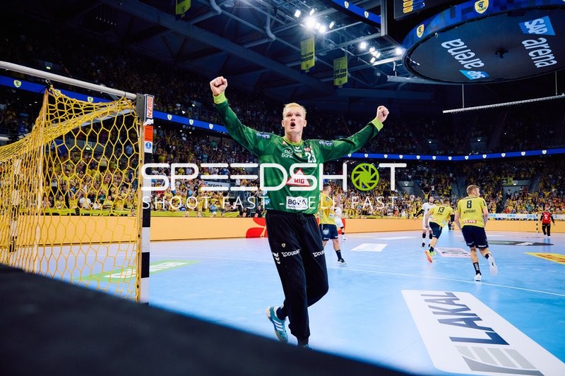 Torwart feiert eine Abwehraktion