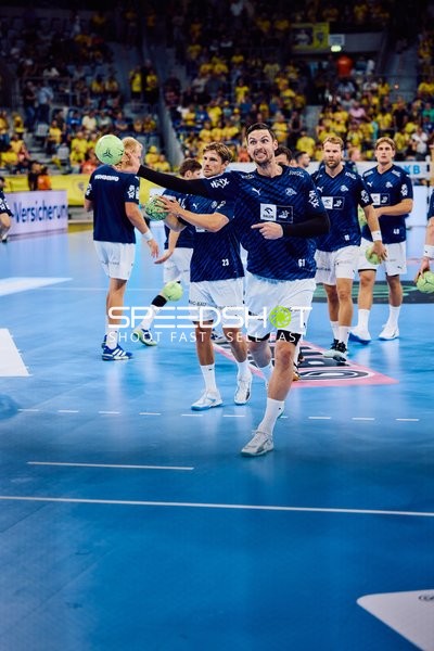 Spieler von THW Kiel wärmen sich auf