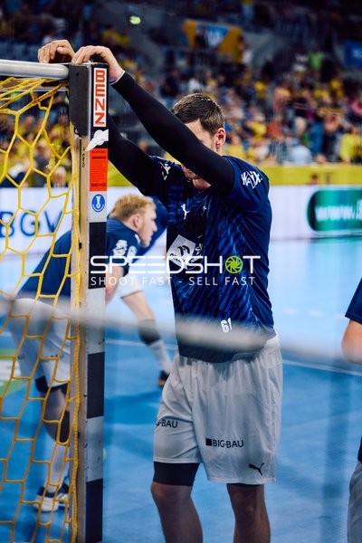 Spieler von THW Kiel lehnt nach einem Spielzug am Tor.