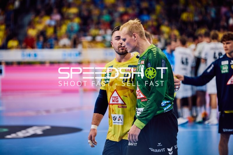 Zwei Spieler stehen sich gegenüber und scheinen im Gespräch zu sein.