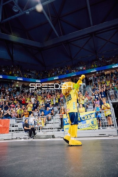 Maskottchen der Rhein Neckar Löwen feiert mit den Fans.