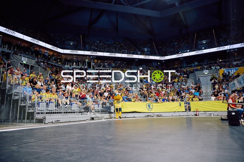 Fans beobachten das Spiel in der Halle.