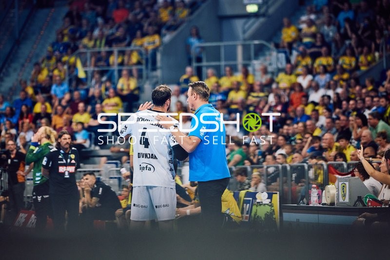 Ein Trainer spricht mit dem Spieler.