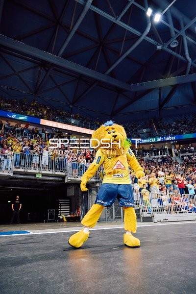Das Maskottchen von Rhein Neckar Löwen steht auf dem Spielfeld und begrüßt die Zuschauer.