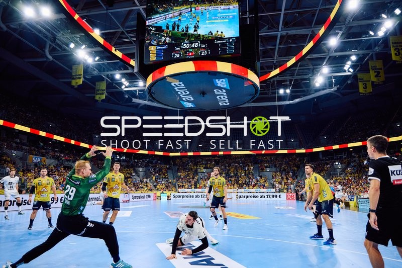 Ein Spieler von Rhein Neckar Löwen wirft auf das Tor von THW Kiel.