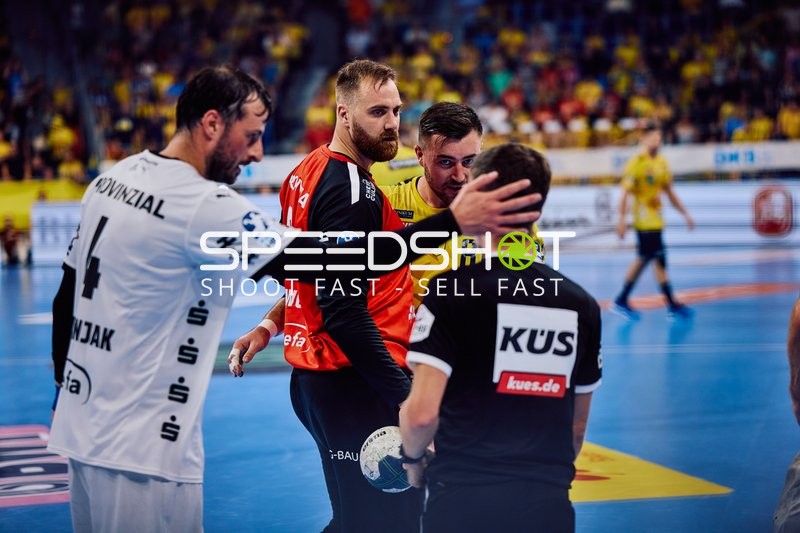 Spieler im Gespräch mit dem Schiedsrichter