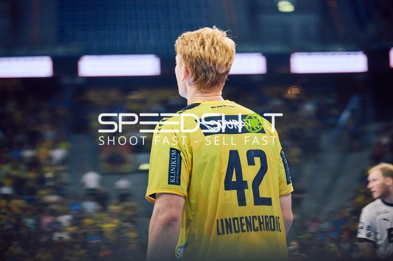 Ein Spieler von Rhein Neckar Löwen steht auf dem Spielfeld.