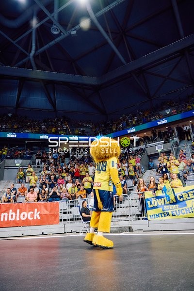 Ein Maskottchen von Rhein Neckar Löwen unterhält die Zuschauer.