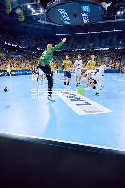 Ein Torwart der Rhein Neckar Löwen versucht einen Wurf von THW Kiel abzuwehren.