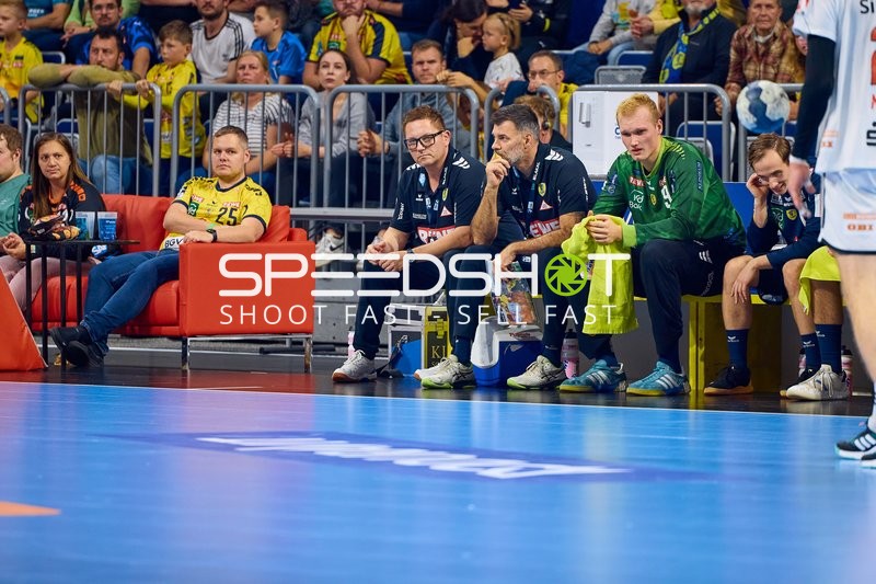 Spieler von Rhein Neckar Löwen sitzt auf der Auswechselbank.