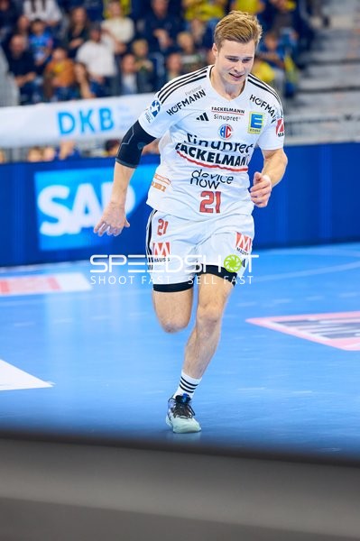 Spieler mit der Nummer 21 von THW Kiel läuft über das Spielfeld.