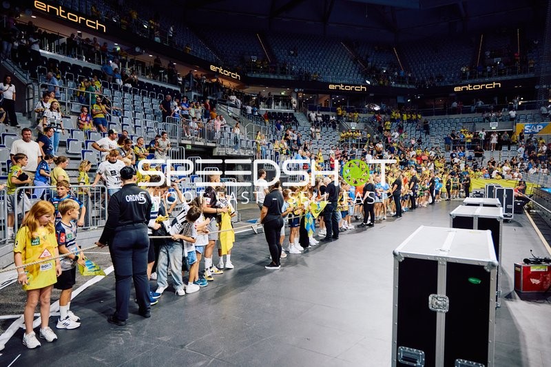 Fans sammeln Autogramme von den Spielern.