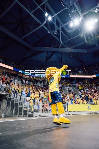 Das Maskottchen der Rhein Neckar Löwen führt eine Showeinlage vor.