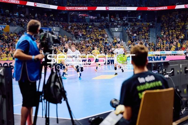 Spielszene während des Handballspiels zwischen Rhein Neckar Löwen und THW Kiel.