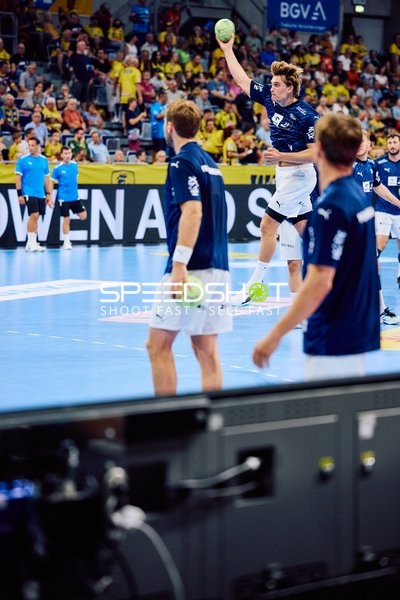 Ein Spieler von THW Kiel springt zum Wurf.