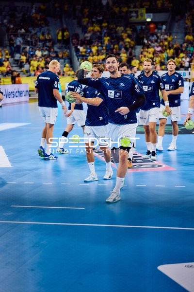 Spieler beim Aufwärmen auf dem Spielfeld