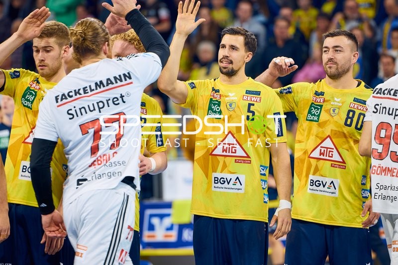 Spieler geben sich High-Fives auf dem Spielfeld.