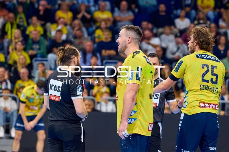 Diskussion zwischen Schiedsrichter und Spielern auf dem Spielfeld