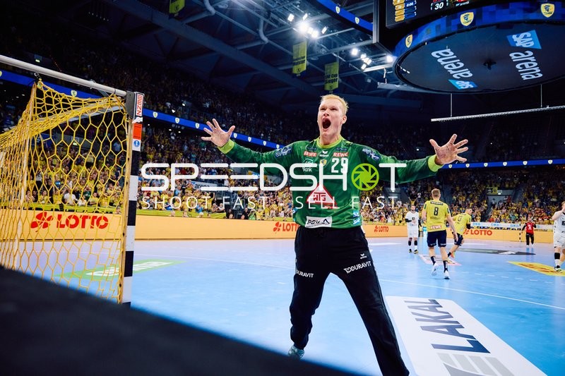 Torhüter feiert eine Abwehraktion