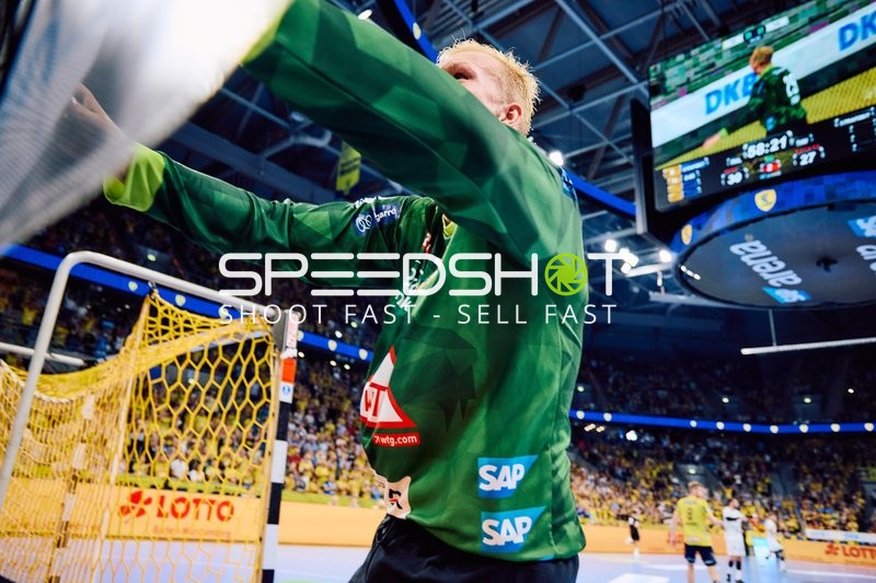 Ein Torwart von Rhein Neckar Löwen bewegt sich innerhalb des Tors.