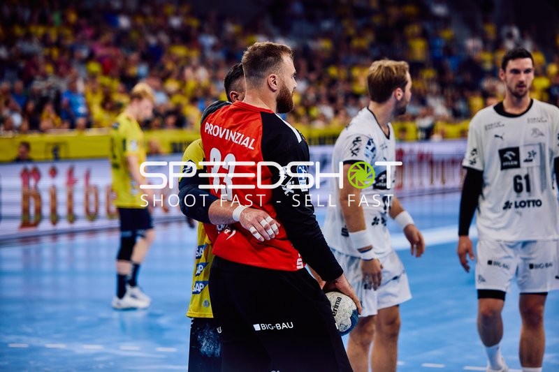 Diskussion zwischen Spielern auf dem Spielfeld