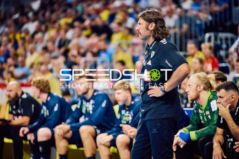 Trainer beobachtet das Spiel.