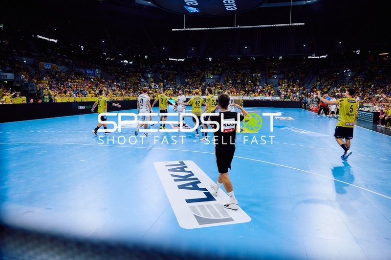 Spieler auf dem Feld in Aktion.