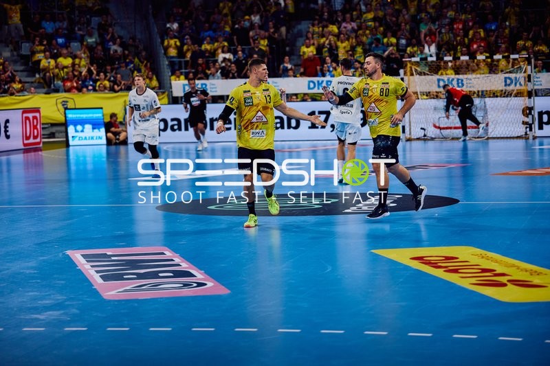 Spieler von Rhein Neckar Löwen laufen zurück in die Defensive.