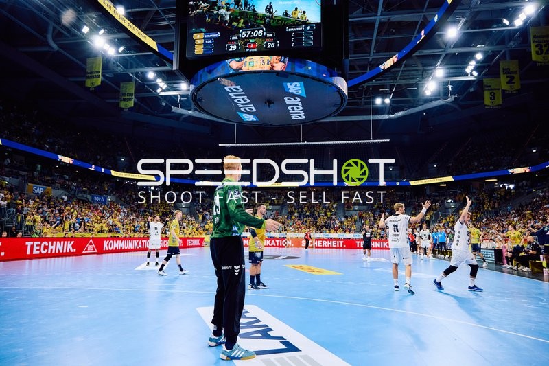 Torwart von THW Kiel bereitet sich auf den Angriff von Rhein Neckar Löwen vor.