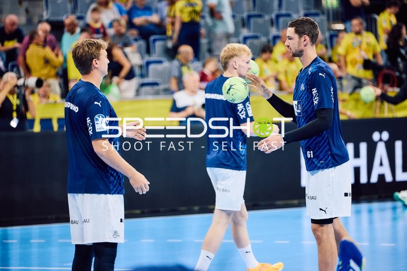 Spieler wärmen sich vor dem Handballspiel auf