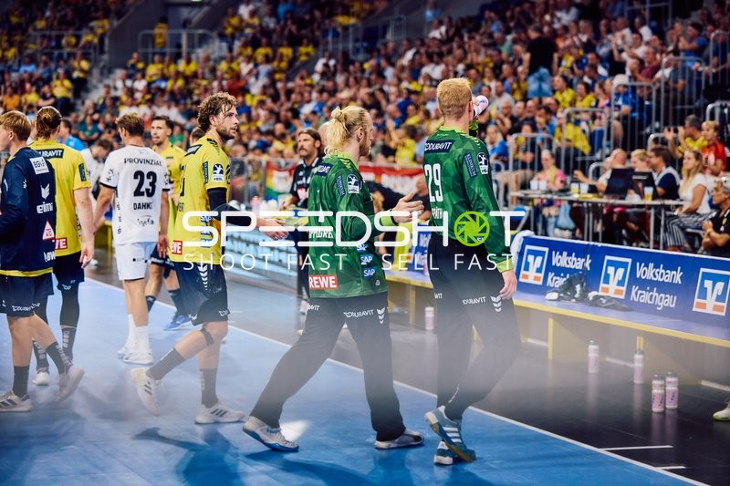 Spieler betreten das Spielfeld nach einer Auszeit oder Halbzeitpause.