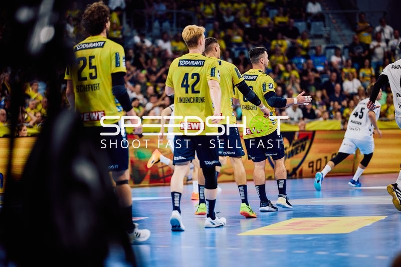 Spielszene mit Spielern in Aktion auf dem Spielfeld.