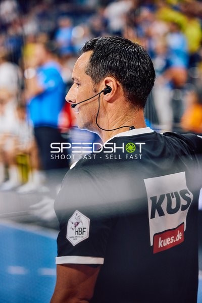 Ein Schiedsrichter auf dem Spielfeld beobachtet das Spielgeschehen.