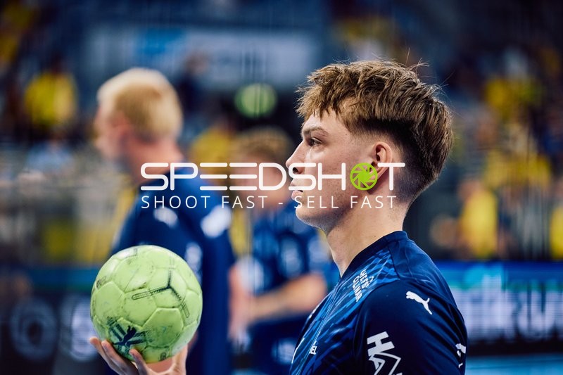 Ein Spieler von THW Kiel hält den Ball konzentriert in der Hand.