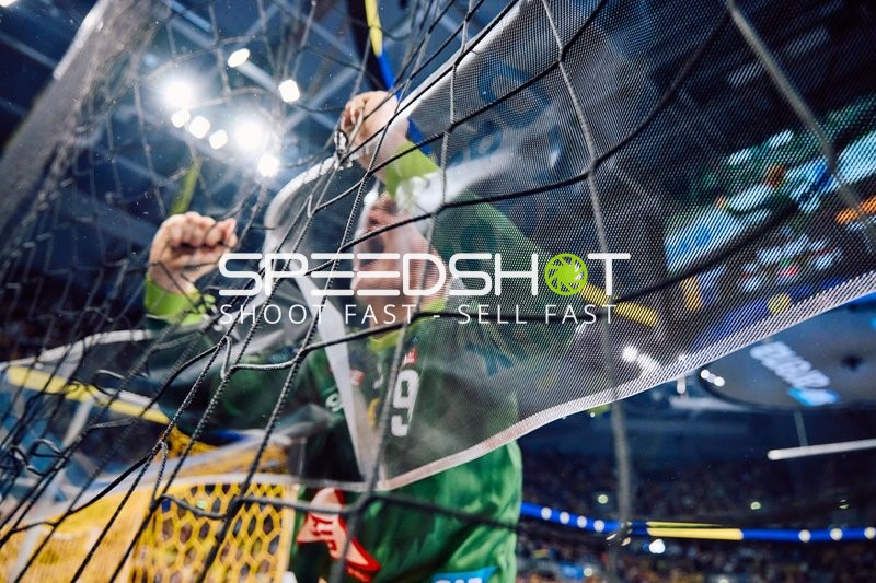 Ein Torwart feiert eine erfolgreiche Abwehraktion.