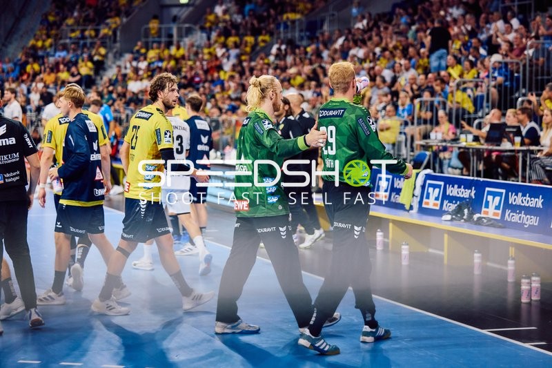 Spieler verlassen das Spielfeld nach einer Unterbrechung.