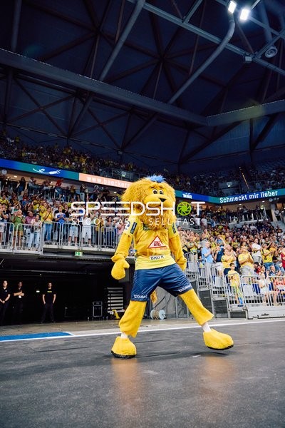 Das Maskottchen der Rhein-Neckar Löwen posiert auf dem Spielfeld.