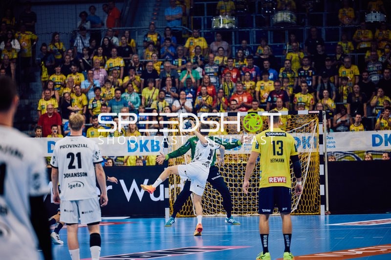 Ein Torwurf von THW Kiel in Richtung Tor von Rhein Neckar Löwen.