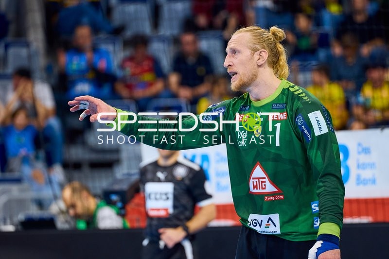 Der Torwart der Rhein Neckar Löwen gibt Anweisungen.